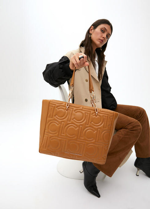 Shopper acolchado logotipada en efecto piel con asa mix cadena CAMEL U LF2504027.052.U LOLA CASADEMUNT