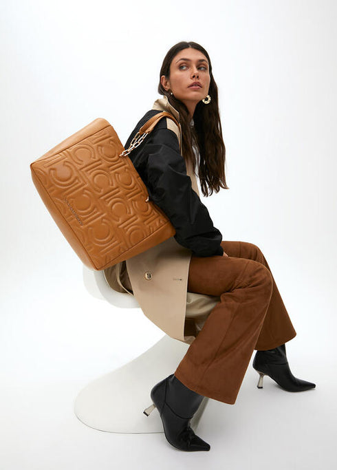 Shopper acolchado logotipada en efecto piel con asa mix cadena CAMEL U LF2504027.052.U LOLA CASADEMUNT