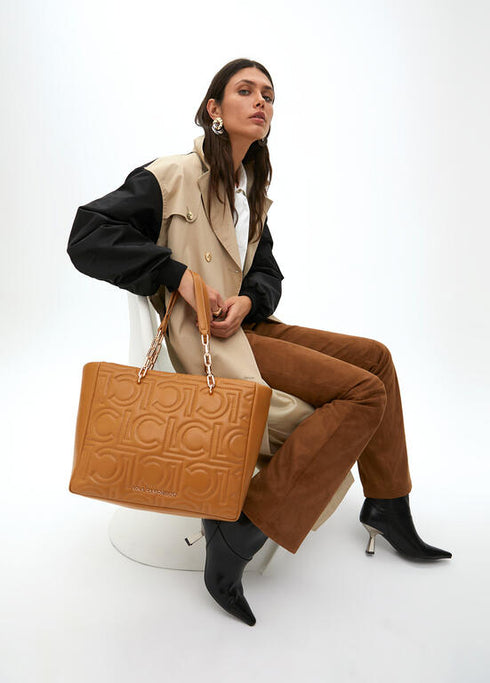 Shopper acolchado logotipada en efecto piel con asa mix cadena CAMEL U LF2504027.052.U LOLA CASADEMUNT