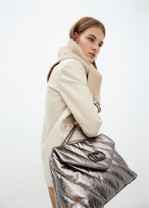 Bolso con solapa en tejido acolchado metalizado GRIS METALIZADO LF2504042.0M4.U LOLA CASADEMUNT