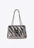 Bolso con solapa en tejido acolchado metalizado GRIS METALIZADO LF2504042.0M4.U LOLA CASADEMUNT