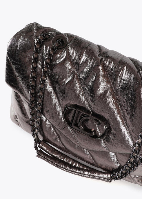 Bolso con solapa en tejido acolchado metalizado GRIS METALIZADO LF2504042.0M4.U LOLA CASADEMUNT