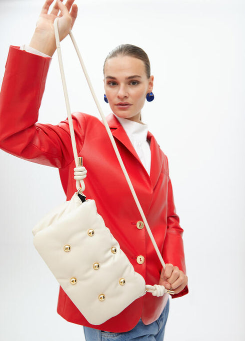 Bandolera acolchada efecto piel con tachas redondas LOLA CASADEMUNT XL CRUDO LF2504074.001.U