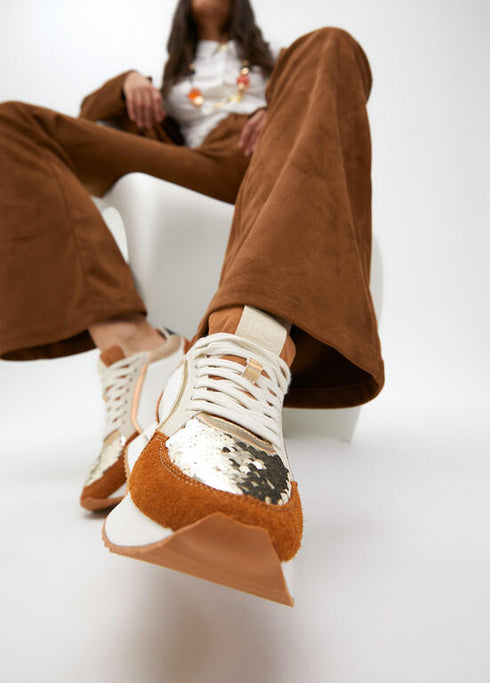 Deportiva con suela de diferentes texturas y detalles en piel LOLA CASADEMUNT MARRON LF2505009.057