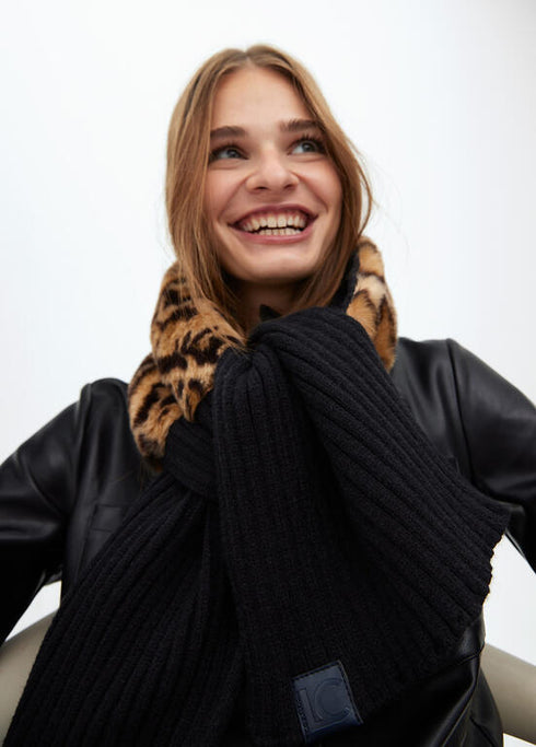 Bufanda combinada de punto y tejido efecto pelo MARRON-CRUDO U LF2507029.250.U LOLA CASADEMUNT