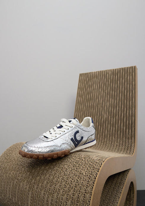 Deportiva en Material Metalizado Lola Casademunt