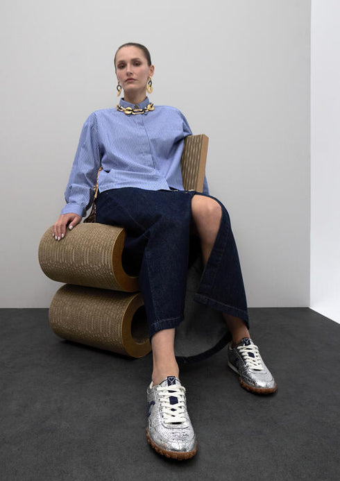 Deportiva en Material Metalizado Lola Casademunt