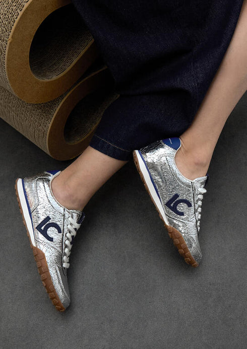Deportiva en Material Metalizado Lola Casademunt