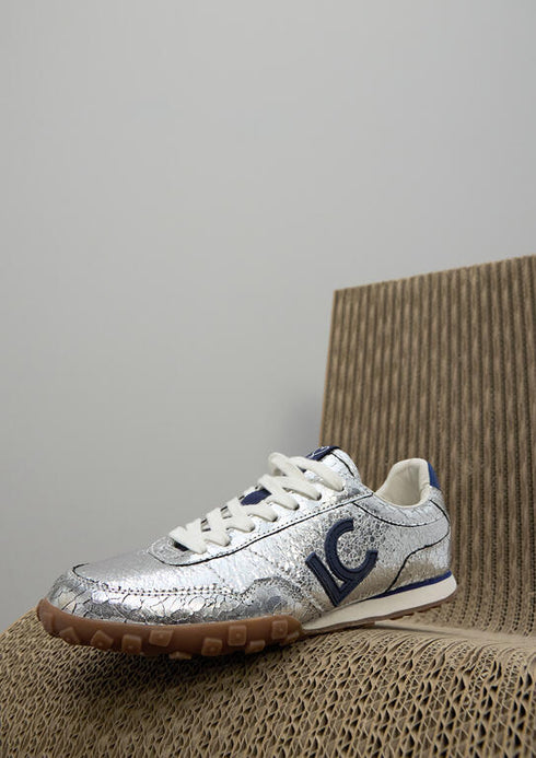 Deportiva en Material Metalizado Lola Casademunt