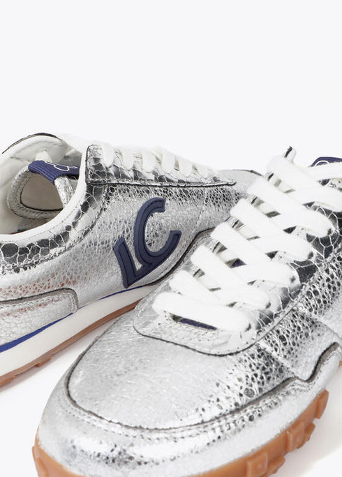 Deportiva en Material Metalizado Lola Casademunt