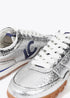 Deportiva en Material Metalizado Lola Casademunt
