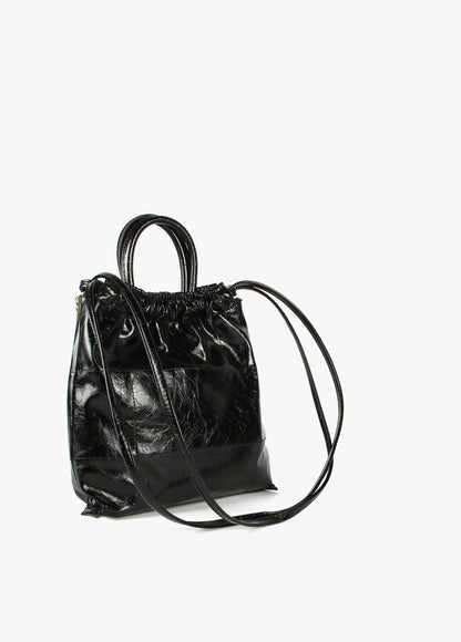 Bolso efecto piel brillante con LC y tachas NEGRO