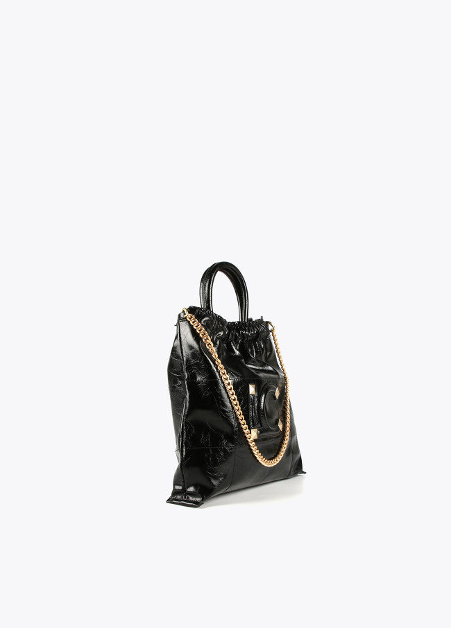 Bolso efecto piel brillante con LC y tachas NEGRO