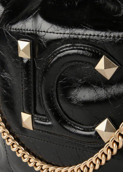 Bolso efecto piel brillante con LC y tachas NEGRO